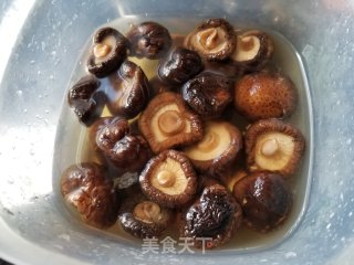 腊肠冬菇蒸鸡的做法步骤：1