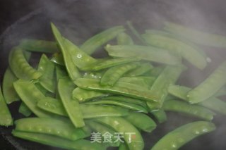 荷兰豆炒腊肠的做法步骤：4