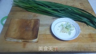 韭菜炒豆干的做法步骤：1