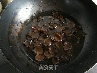 海鲜菇小炒的做法步骤：3