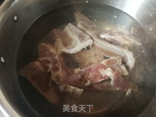 胡萝卜玉米猪颈骨汤的做法步骤：3