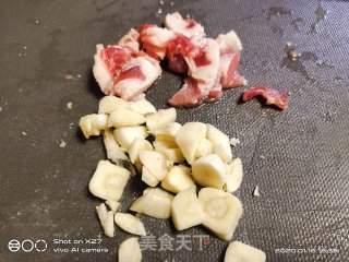 豆瓣酱肉片炒花菜的做法步骤：2