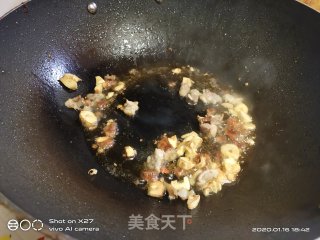 豆瓣酱肉片炒花菜的做法步骤：3