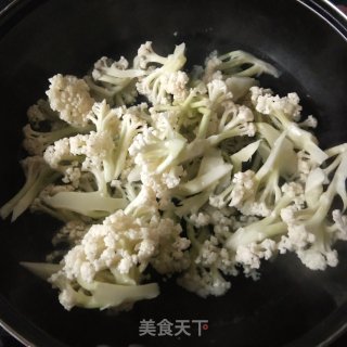 花菜炒鸡胸肉的做法步骤：2