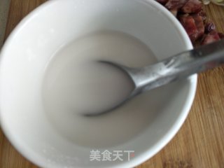 金玉满堂~玉米粒炒腊肠的做法步骤：2