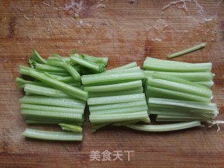 芹菜炒豆腐干的做法步骤：1