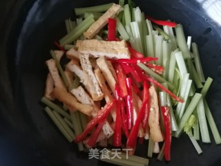 芹菜炒豆腐干的做法步骤：4