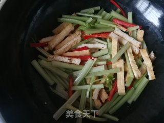 芹菜炒豆腐干的做法步骤：5