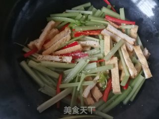 芹菜炒豆腐干的做法步骤：6