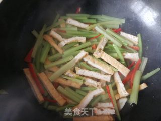 芹菜炒豆腐干的做法步骤：7