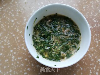 韭菜鸡蛋卷饼的做法步骤：1