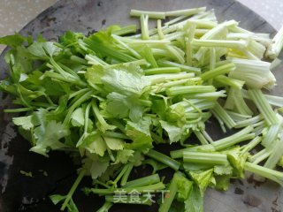 芹菜炒豆干的做法步骤：2