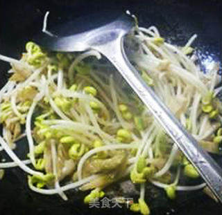 榨菜丝虾肉炒黄豆芽的做法步骤：4