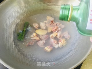 土鸡茶树菇隔水蒸汤的做法步骤：1