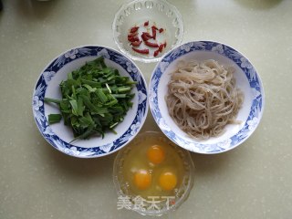 韭菜鸡蛋炒粉条的做法步骤：1