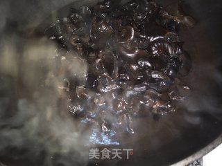 木耳炒肉的做法步骤：5