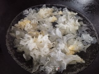 清爽解腻开胃菜——凉拌银耳的做法步骤：2