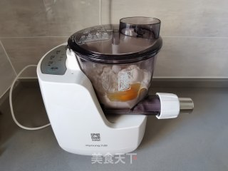 自制鲜鸡蛋面条，根根劲道顺滑的做法步骤：4