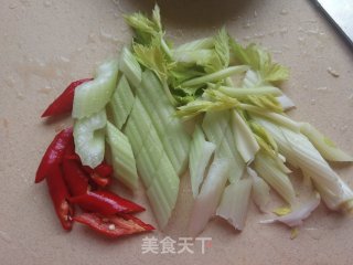 西芹木耳炒豆腐干的做法步骤：1