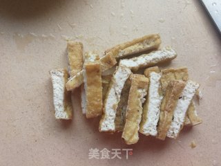 西芹木耳炒豆腐干的做法步骤：3