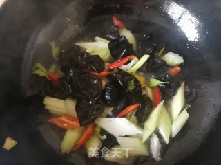 西芹木耳炒豆腐干的做法步骤：6