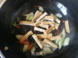 西芹木耳炒豆腐干的做法步骤：7