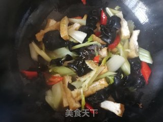 西芹木耳炒豆腐干的做法步骤：8