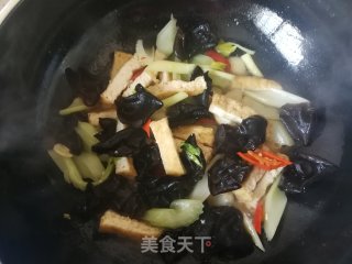 西芹木耳炒豆腐干的做法步骤：9