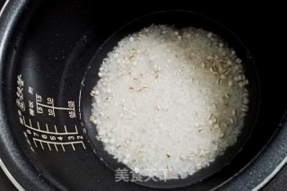 腊肠胡萝卜豌豆炒饭的做法步骤：1