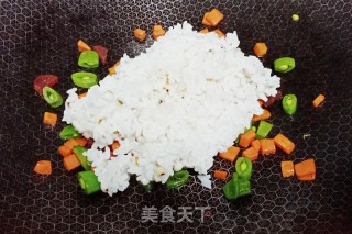 腊肠胡萝卜豌豆炒饭的做法步骤：5