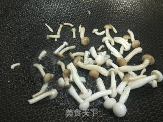 荠菜牛肉丸菌菇汤的做法步骤：4