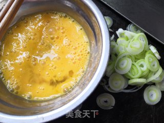 大葱鸡蛋炒饭的做法步骤：1