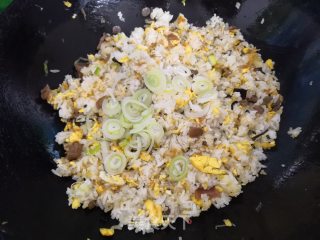 大葱鸡蛋炒饭的做法步骤：10