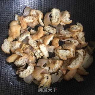 腊肉油豆腐炒大蒜的做法步骤：7