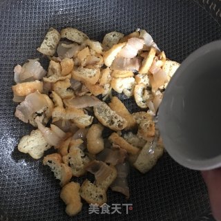 腊肉油豆腐炒大蒜的做法步骤：8