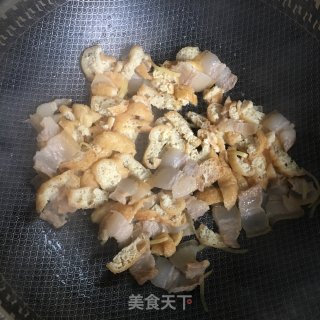 腊肉油豆腐炒大蒜的做法步骤：9