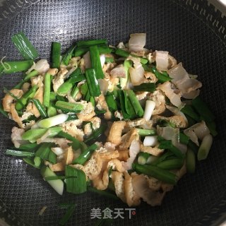 腊肉油豆腐炒大蒜的做法步骤：13