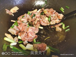 大蒜炒牛肉的做法步骤：2