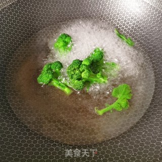 香肠煲仔饭的做法步骤：4