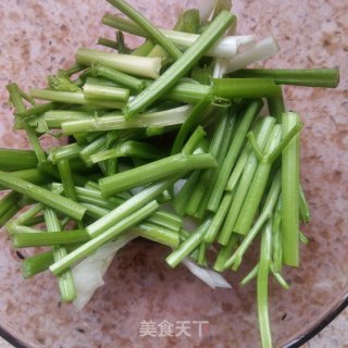 芹菜炒土豆丝的做法步骤：2