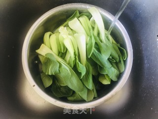 香菇炒油菜的做法步骤：1