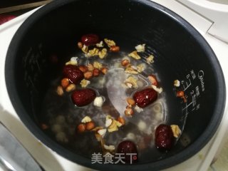 桂圆核桃莲子八宝粥的做法步骤：2