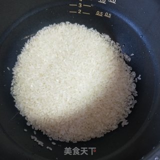 蒜苗腊肉焖饭(电饭锅版)的做法步骤：1