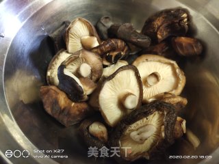 香菇烧鸡的做法步骤：2