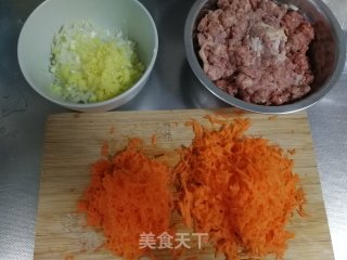 牛肉胡萝卜包子的做法步骤：2