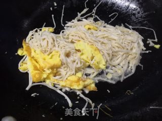 金针菇炒鸡蛋的做法步骤：7