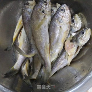 酱烧黄花鱼的做法步骤：1