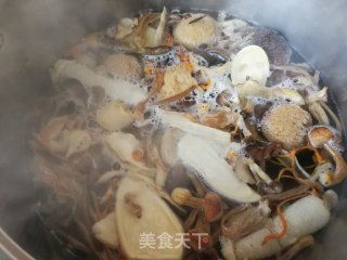 海参十菌汤的做法步骤：6