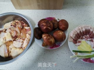 香菇炖鸡的做法步骤：1