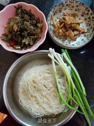 酸菜肉丝汤米粉的做法步骤：1